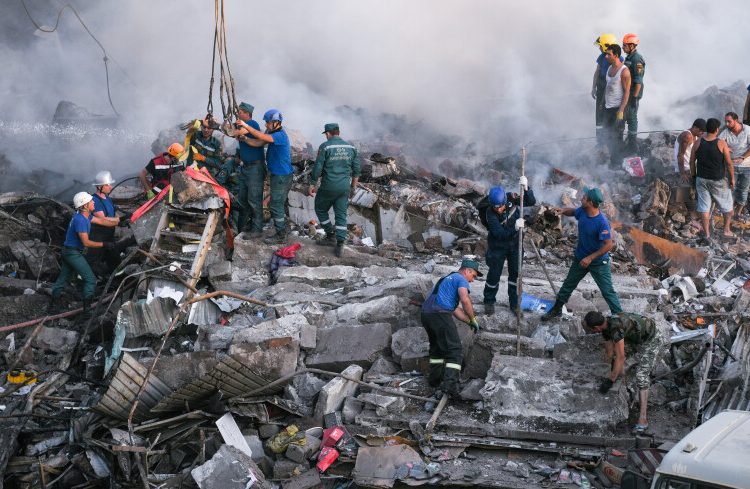YEREVAN, ARMENIA  AUGUST 14, 2022: Rescuers clear the rubble at the Surmalu market after an explosion; at least one person has died and 57 people have been injured. Fire has hit a fireworks warehouse. Alexander Patrin/TASS

Àðìåíèÿ. Åðåâàí. Ñïàñàòåëè è ìóæ÷èíû âî âðåìÿ ðàçáîðà çàâàëîâ íà ìåñòå âçðûâà íà îïòîâîì ðûíêå "Ñóðìàëó". 14 àâãóñòà äíåì íà òåððèòîðèè ðûíêà ïðîèçîøåë âçðûâ, ïîñëå ÷åãî íà÷àëñÿ ñèëüíûé ïîæàð. Îãîíü îõâàòèë ñêëàä ïèðîòåõíèêè, êîòîðàÿ ïðîäîëæàåò äåòîíèðîâàòü. ×èñëî ïîñòðàäàâøèõ â ðåçóëüòàòå âçðûâà äîñòèãëî 57. Àëåêñàíäð Ïàòðèí/ÒÀÑÑ